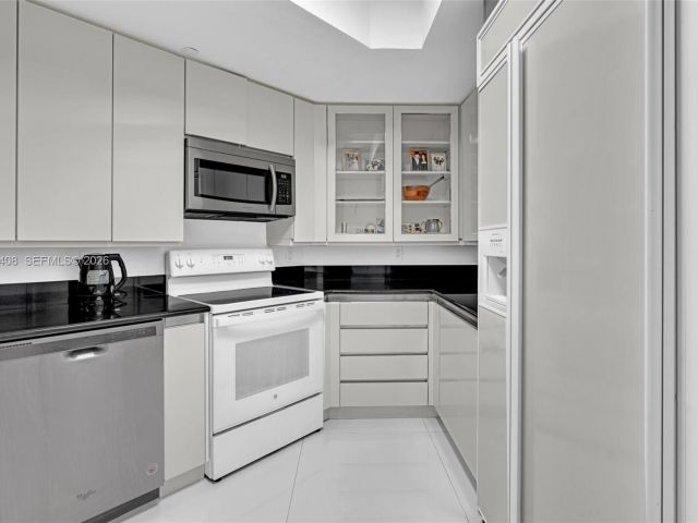 1-bedroom condo for sale in Aventura - 21050 Point Pl 302 - MondialRealty