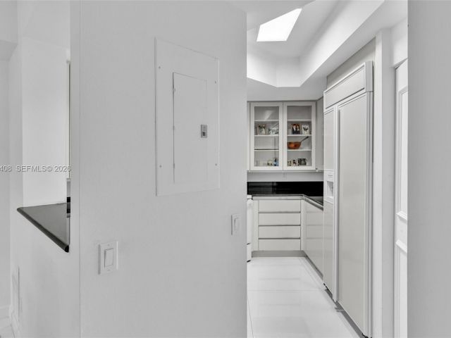 1-bedroom condo for sale in Aventura - 21050 Point Pl 302 - MondialRealty