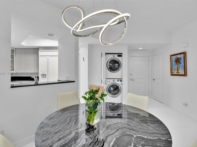 1-bedroom condo for sale in Aventura - 21050 Point Pl 302 - MondialRealty