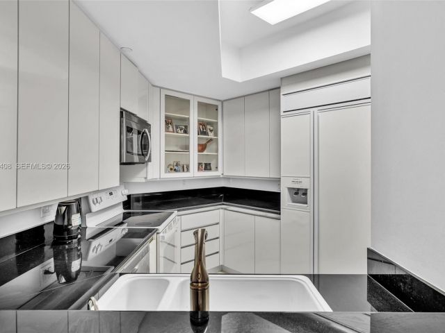 1-bedroom condo for sale in Aventura - 21050 Point Pl 302 - MondialRealty