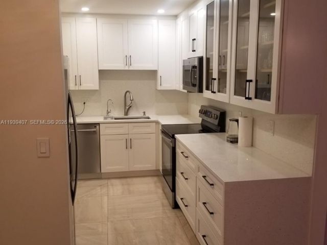2-bedroom condo for rent in Hallandale Beach - 2500 Parkview Dr 2517 - MondialRealty