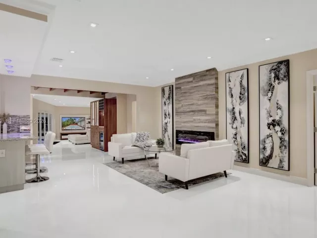 5-bedroom home for sale in Surfside - 8843 Hawthorne Ave - MondialRealty