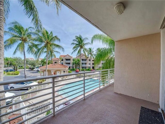 2-bedroom condo for sale in Hollywood - 2711 Ocean Club Blvd 207 - MondialRealty