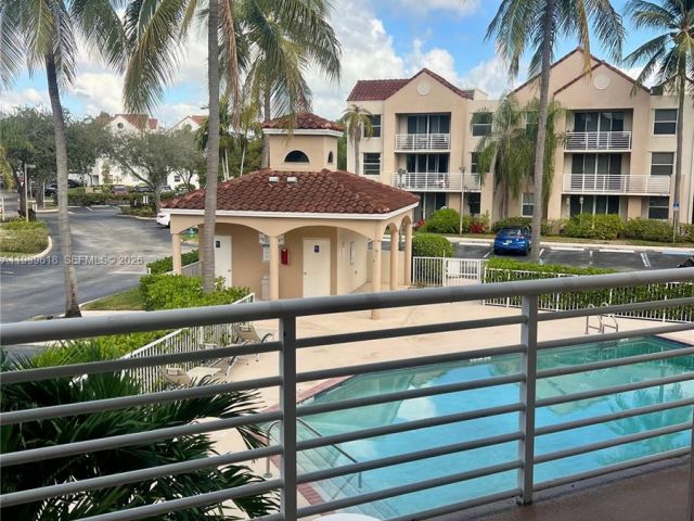 2-bedroom condo for sale in Hollywood - 2711 Ocean Club Blvd 207 - MondialRealty