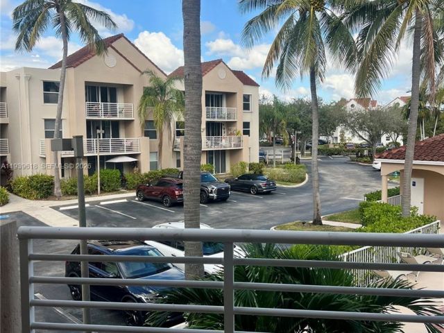 2-bedroom condo for sale in Hollywood - 2711 Ocean Club Blvd 207 - MondialRealty