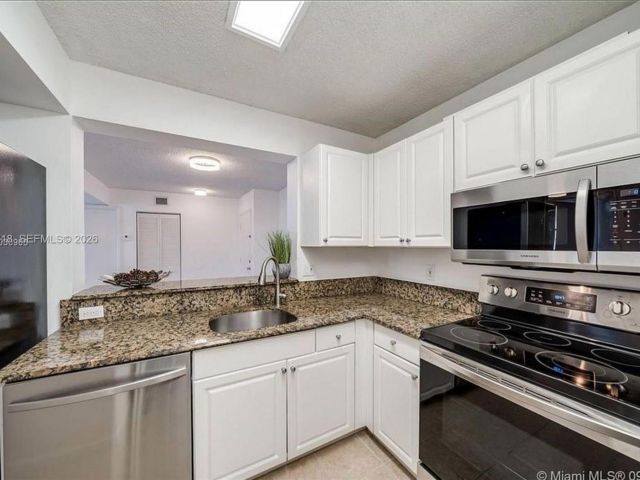 2-bedroom condo for sale in Hollywood - 2711 Ocean Club Blvd 207 - MondialRealty