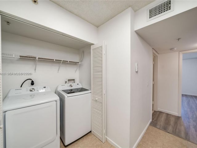 2-bedroom condo for sale in Hollywood - 2711 Ocean Club Blvd 207 - MondialRealty