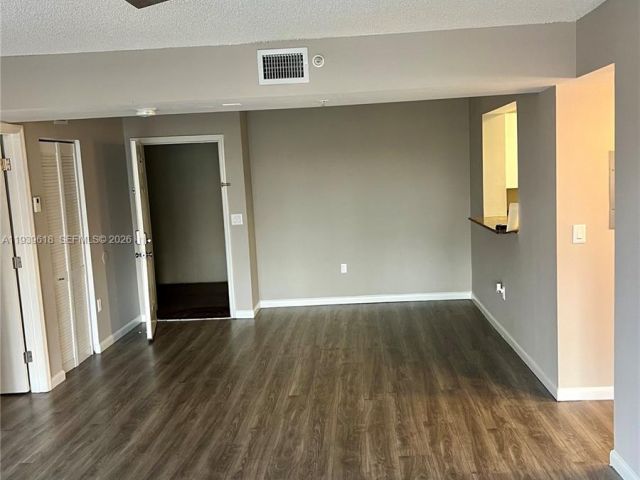 2-bedroom condo for sale in Hollywood - 2711 Ocean Club Blvd 207 - MondialRealty