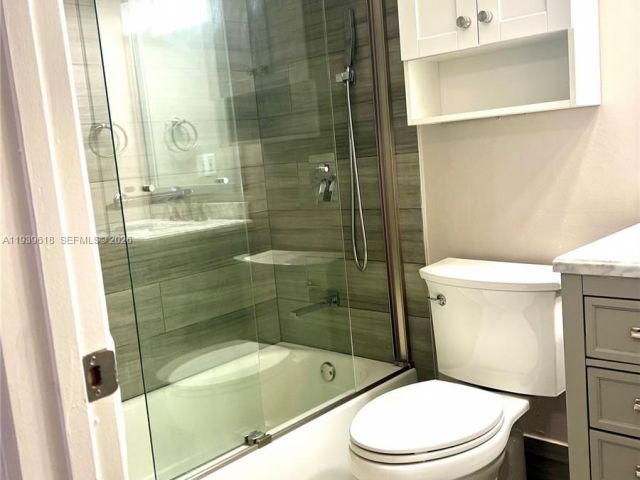 2-bedroom condo for sale in Hollywood - 2711 Ocean Club Blvd 207 - MondialRealty