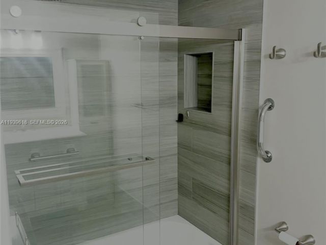 2-bedroom condo for sale in Hollywood - 2711 Ocean Club Blvd 207 - MondialRealty