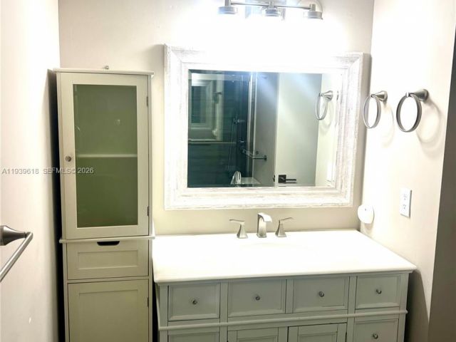 2-bedroom condo for sale in Hollywood - 2711 Ocean Club Blvd 207 - MondialRealty