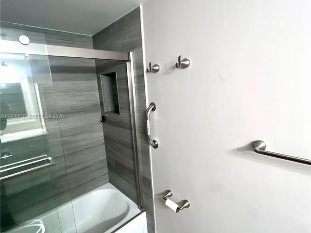 2-bedroom condo for sale in Hollywood - 2711 Ocean Club Blvd 207 - MondialRealty