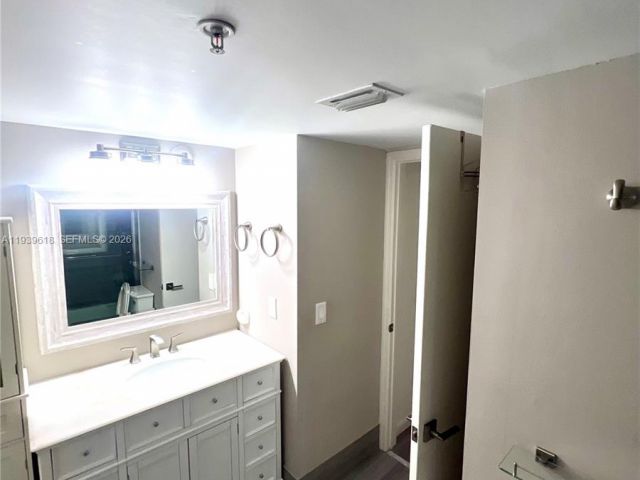 2-bedroom condo for sale in Hollywood - 2711 Ocean Club Blvd 207 - MondialRealty