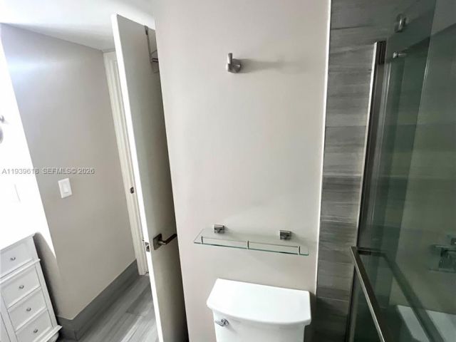 2-bedroom condo for sale in Hollywood - 2711 Ocean Club Blvd 207 - MondialRealty