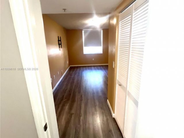 2-bedroom condo for sale in Hollywood - 2711 Ocean Club Blvd 207 - MondialRealty