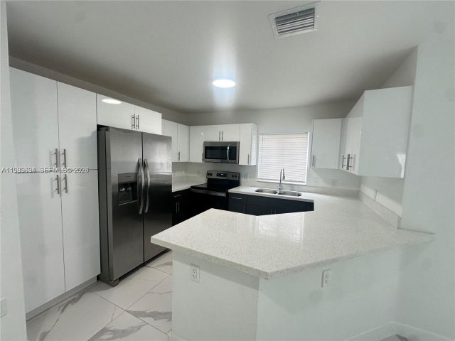 Home for rent at 116 NW 10th St B - photo 7437709