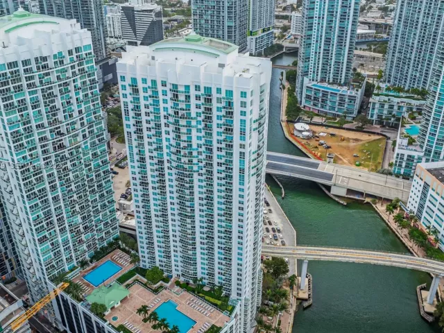 3-bedroom condo for sale in Miami - 31 SE 5th St 3918 - MondialRealty