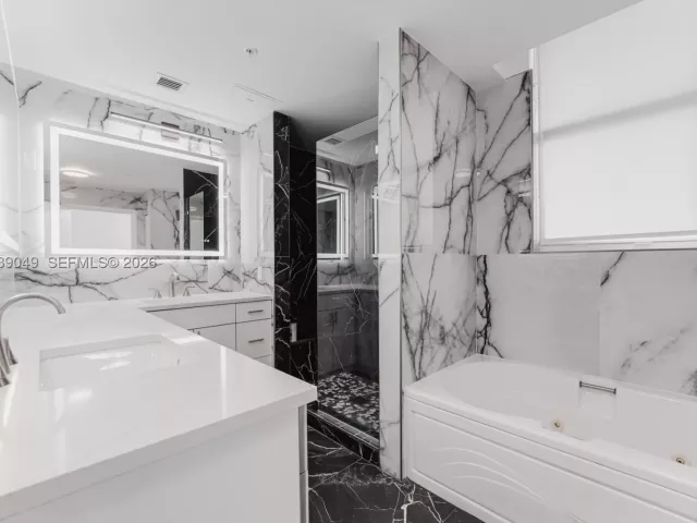 3-bedroom condo for sale in Miami - 31 SE 5th St 3918 - MondialRealty