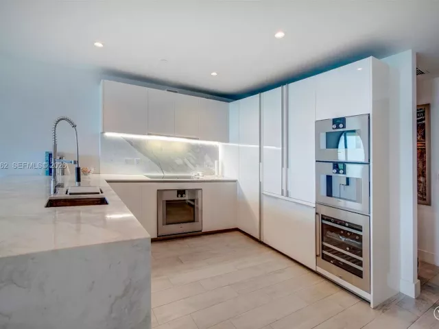 1-bedroom condo for sale in Bal Harbour - 10201 Collins Ave 804 - MondialRealty