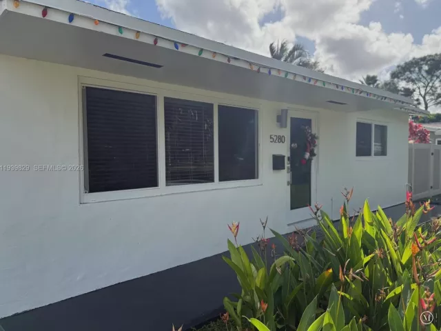 3-bedroom home for sale in Cooper City - 5280 SW 92nd Ter - MondialRealty