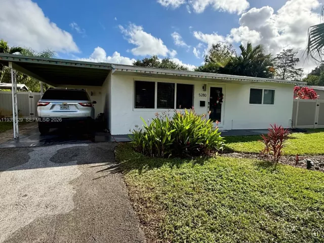3-bedroom home for sale in Cooper City - 5280 SW 92nd Ter - MondialRealty