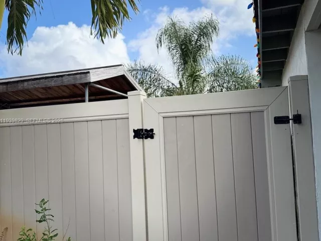 3-bedroom home for sale in Cooper City - 5280 SW 92nd Ter - MondialRealty