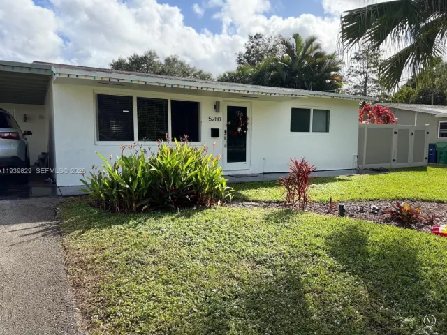 3-bedroom home for sale in Cooper City - 5280 SW 92nd Ter - MondialRealty