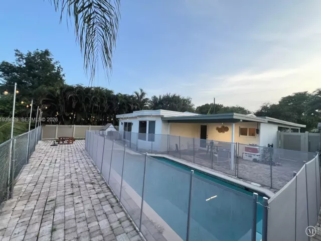 3-bedroom home for sale in Cooper City - 5280 SW 92nd Ter - MondialRealty