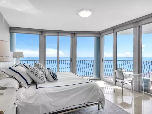 3-bedroom condo for rent in Miami Beach - 1500 Ocean Dr 1202 - MondialRealty