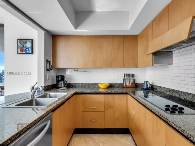 3-bedroom condo for rent in Miami Beach - 1500 Ocean Dr 1202 - MondialRealty