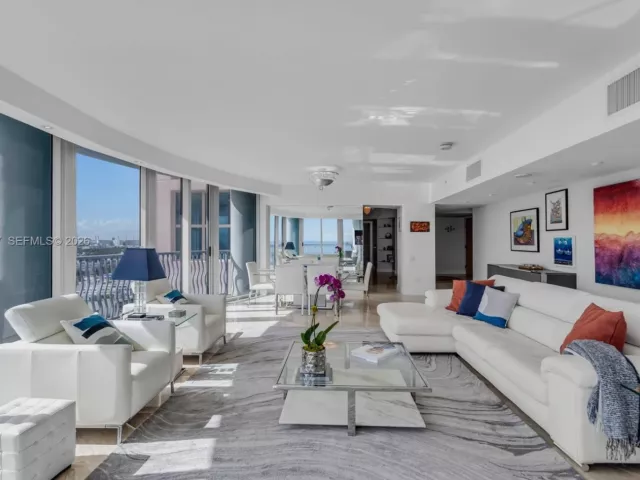 3-bedroom condo for rent in Miami Beach - 1500 Ocean Dr 1202 - MondialRealty