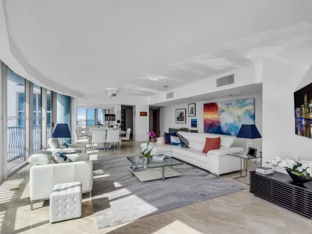 3-bedroom condo for rent in Miami Beach - 1500 Ocean Dr 1202 - MondialRealty