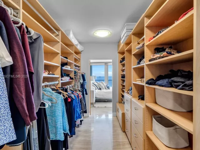 3-bedroom condo for rent in Miami Beach - 1500 Ocean Dr 1202 - MondialRealty