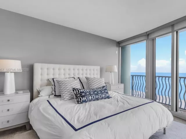 3-bedroom condo for rent in Miami Beach - 1500 Ocean Dr 1202 - MondialRealty