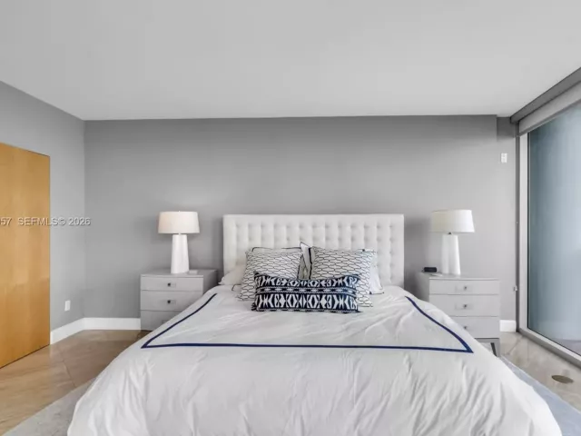 3-bedroom condo for rent in Miami Beach - 1500 Ocean Dr 1202 - MondialRealty