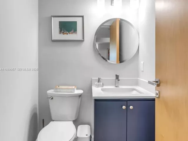 3-bedroom condo for rent in Miami Beach - 1500 Ocean Dr 1202 - MondialRealty