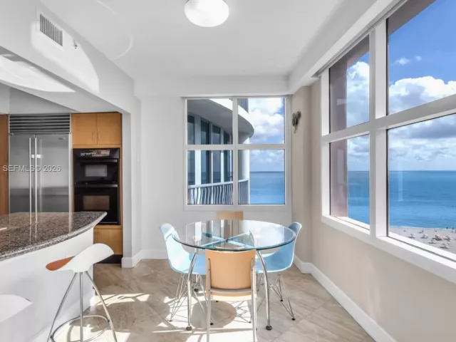 3-bedroom condo for rent in Miami Beach - 1500 Ocean Dr 1202 - MondialRealty
