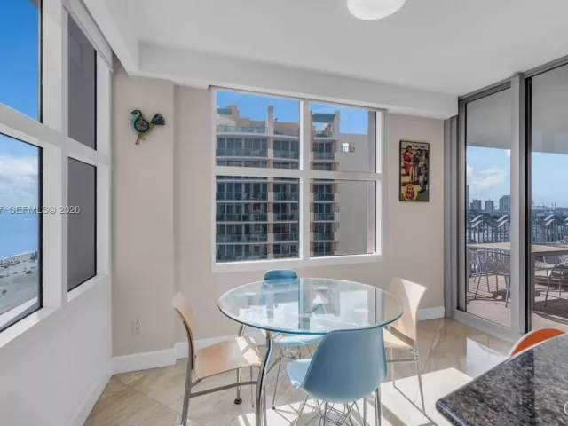 3-bedroom condo for rent in Miami Beach - 1500 Ocean Dr 1202 - MondialRealty