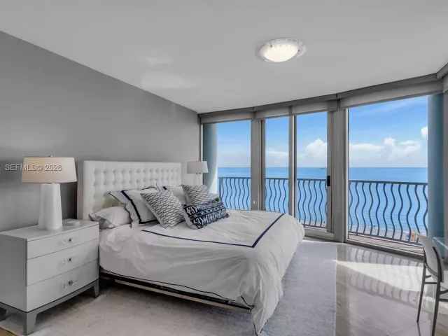 3-bedroom condo for rent in Miami Beach - 1500 Ocean Dr 1202 - MondialRealty