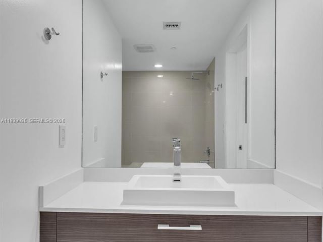 1-bedroom condo for rent in Miami - 55 SW 9th St 1109 - MondialRealty