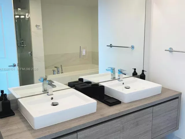 2-bedroom condo for rent in Sunny Isles Beach - 400 Sunny Isles Blvd 1120 - MondialRealty