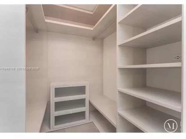 1-bedroom condo for rent in Miami - 68 SE 6th St 3708 - MondialRealty