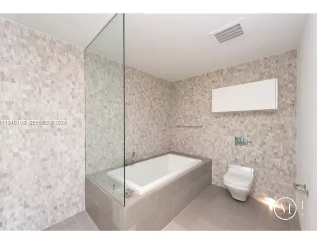 1-bedroom condo for rent in Miami - 68 SE 6th St 3708 - MondialRealty