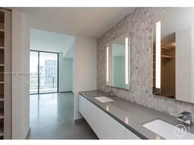1-bedroom condo for rent in Miami - 68 SE 6th St 3708 - MondialRealty