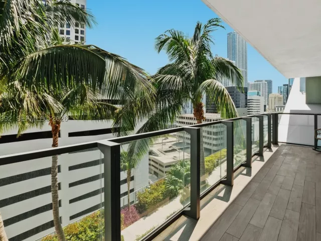 3-bedroom condo for sale in Miami - 68 SE 6th Street 805 - MondialRealty