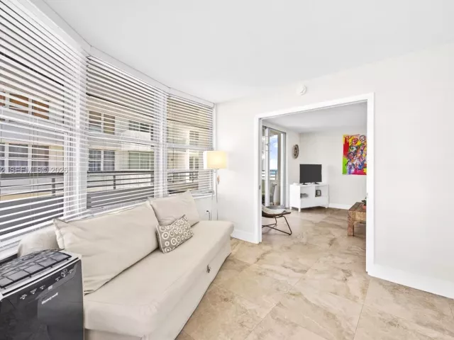 2-bedroom condo for rent in Miami Beach - 5555 Collins Ave 4B - MondialRealty