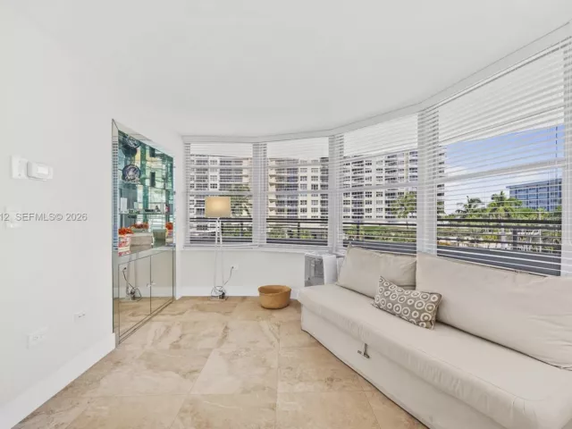 2-bedroom condo for rent in Miami Beach - 5555 Collins Ave 4B - MondialRealty