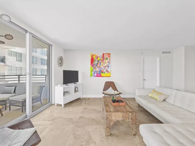 2-bedroom condo for rent in Miami Beach - 5555 Collins Ave 4B - MondialRealty