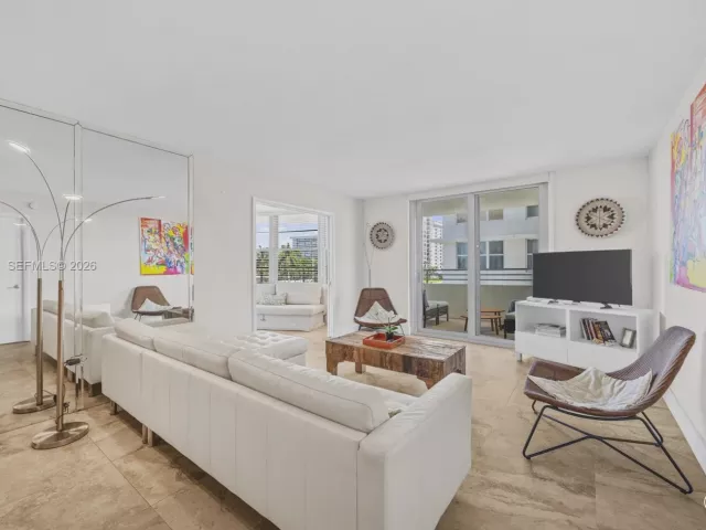 2-bedroom condo for rent in Miami Beach - 5555 Collins Ave 4B - MondialRealty