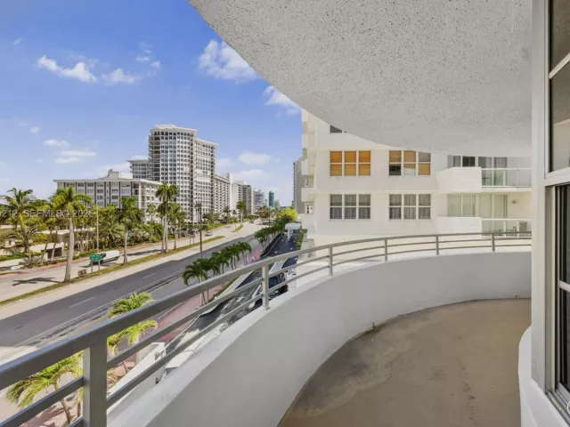 2-bedroom condo for rent in Miami Beach - 5555 Collins Ave 4B - MondialRealty